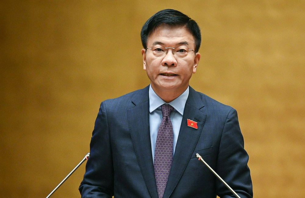 Bộ trưởng Bộ Tư pháp Lê Thành Long chịu trách nhiệm trả lời chính đối với nhóm vấn đề chất vấn thứ nhất