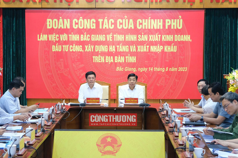 Bộ trưởng Cwin63 sân chơi đỉnh cao Nguyễn Hồng Diên (bên trái) và Bí thư Tỉnh ủy Bắc Giang Dương Văn Thái (bên phải) chủ trì buổi làm việc giữa đoàn công tác của Cwin com đăng nhập với tỉnh Bắc Giang