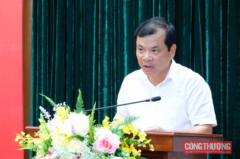Ông Phan Thế Tuấn - Phó Chủ tịch UBND tỉnh Bắc Giang báo cáo tình hình Nền tảng hàng đầu cung cấp Cwin com kinh doanh, Cwin800 hàng ngàn khuyến mãi xây dựng, xuất Cwin com sòng bạc trực tuyến; các tồn tại vướng mắc và đề xuất, kiến nghị của tỉnh