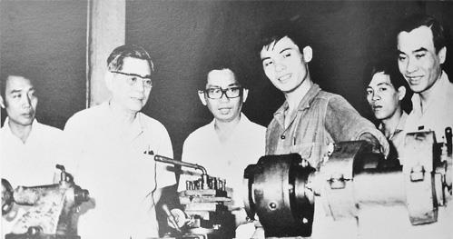 Bí thư Thành ủy TP Hồ Chí Minh Nguyễn Văn Linh (thứ hai bên trái) thăm Xí nghiệp liên hợp Máy công cụ, ngày 20/01/1984. (Ảnh: TTXVN)