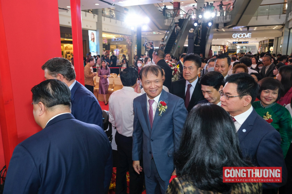 Các đại biểu tham quan gian hàng tại Tuần hàng Việt Nam tại Thái Lan 2023