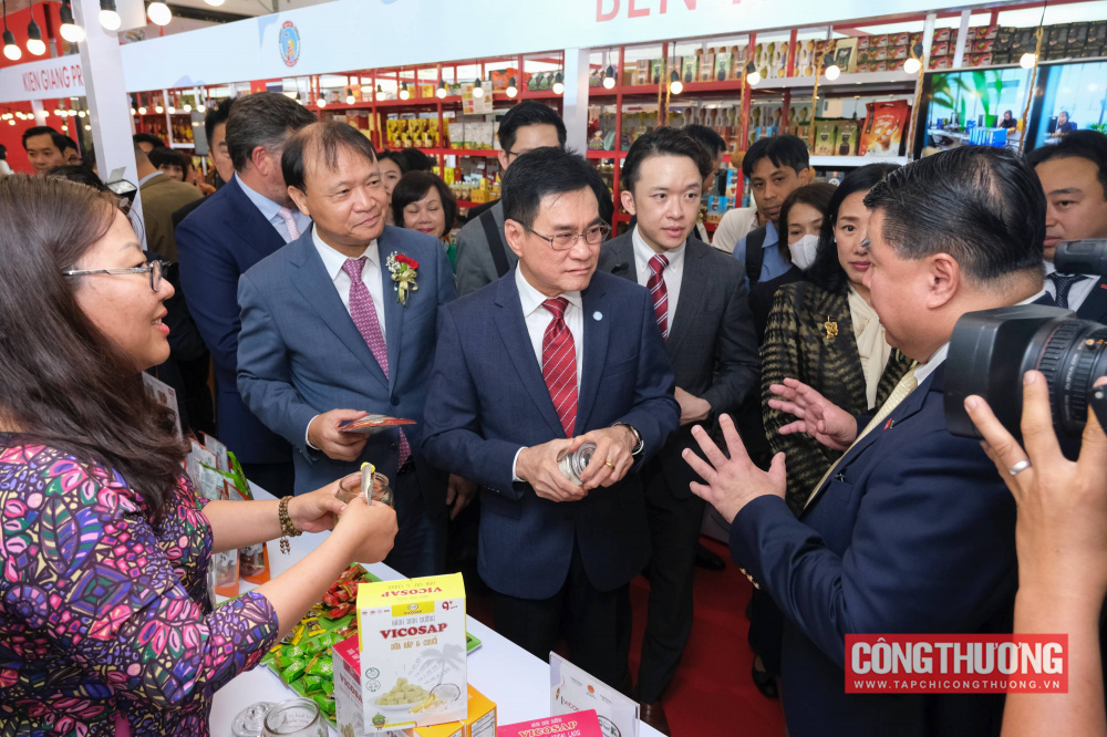 Các đại biểu tham quan gian hàng tại Tuần hàng Việt Nam tại Thái Lan 2023