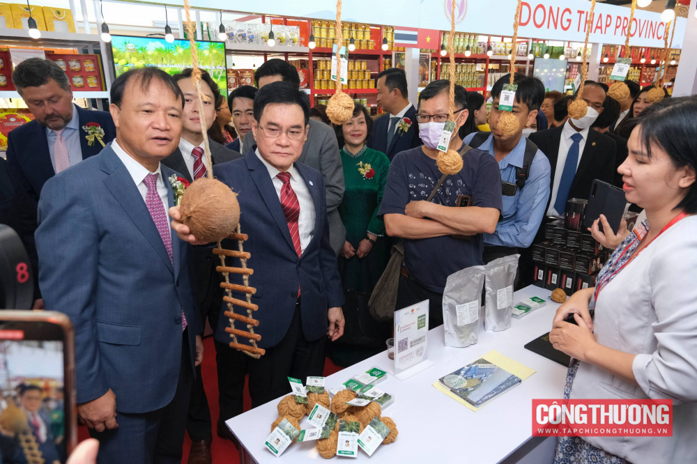 Các đại biểu tham quan gian hàng tại Tuần hàng Việt Nam tại Thái Lan 2023