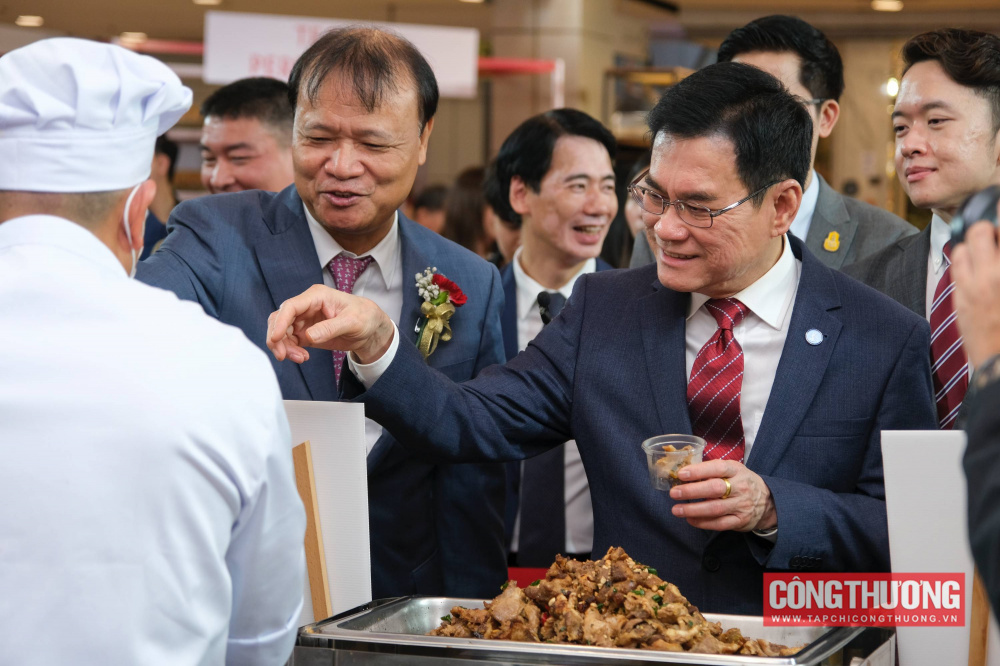 Các đại biểu tham quan gian hàng tại Tuần hàng Việt Nam tại Thái Lan 2023