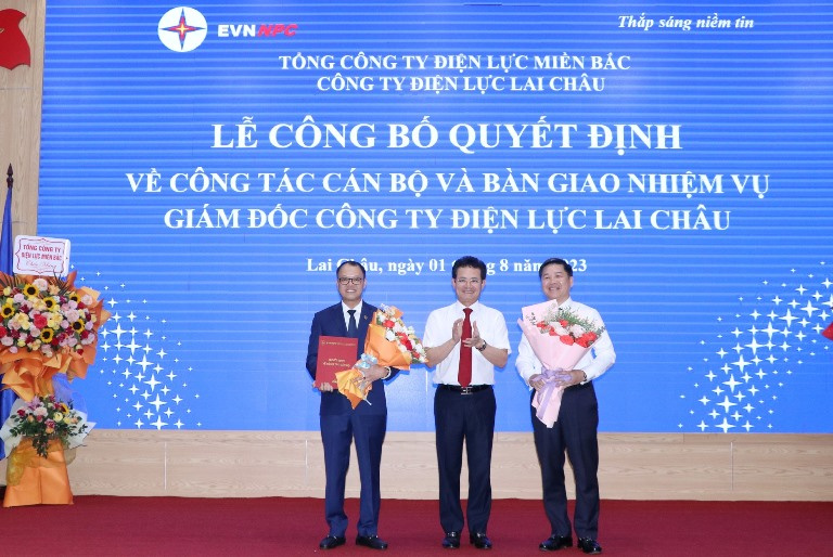 Ông Nguyễn Đức Thiện - Tổng Giám đốc trao Quyết định cho ông Trần Kim Long và tặng hoa chúc mừng ông Trần Kim Long và ông Bùi Xuân Thành