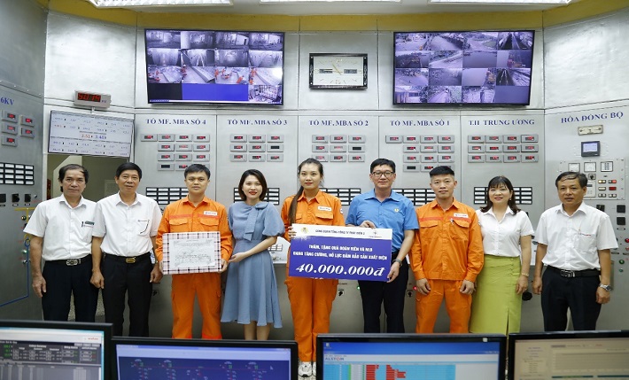 Đoàn trao quà cho người Nền tảng hàng đầu cung cấp Cwin com Công ty cổ phần Nhiệt điện Ninh Bình