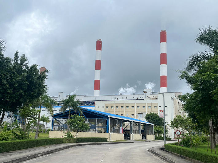 Khuôn viên nhà máy Nhiệt điện Mông Dương được phủ xanh