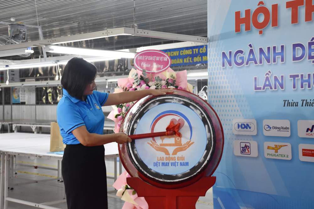 bà Phạm Thị Thanh Tâm đánh trống khai mạc Hội Thi thợ giỏi Dệt May