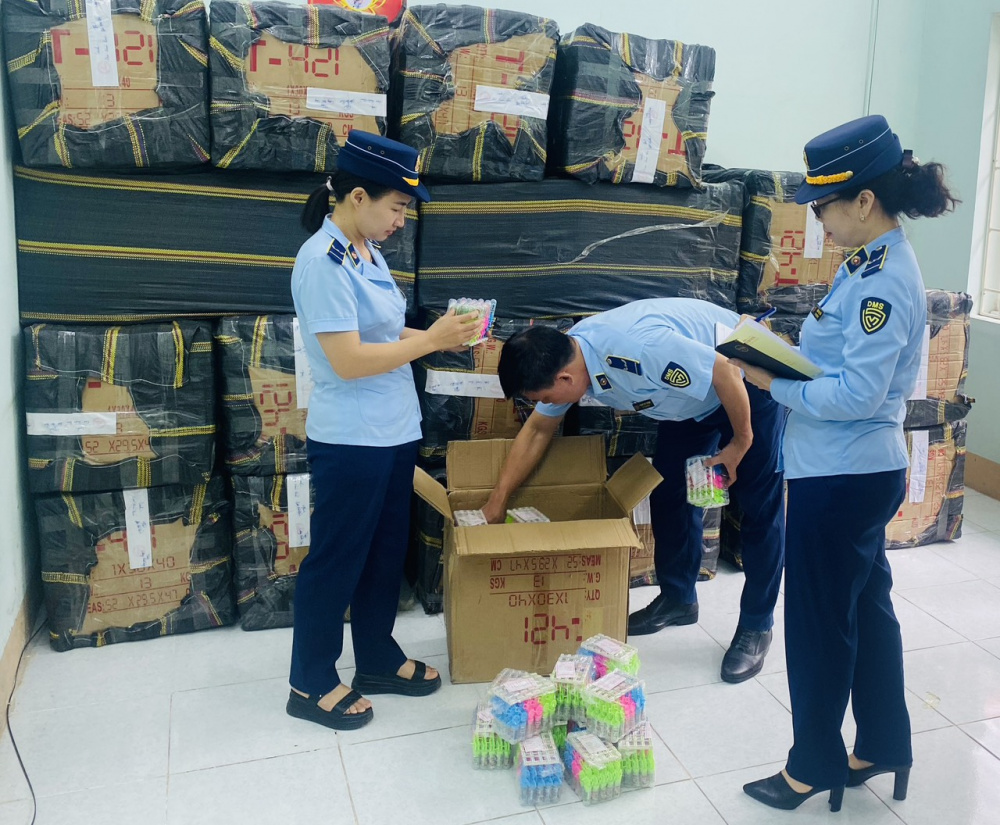 Lực lượng QLTT Lào Cai kiểm tra, thu giữ hàng chục ngàn sản phẩm kẹo đồ chơi trẻ em Cwin là sân chơi cá cược trực tuyến tại Việt Nam xuất xứ