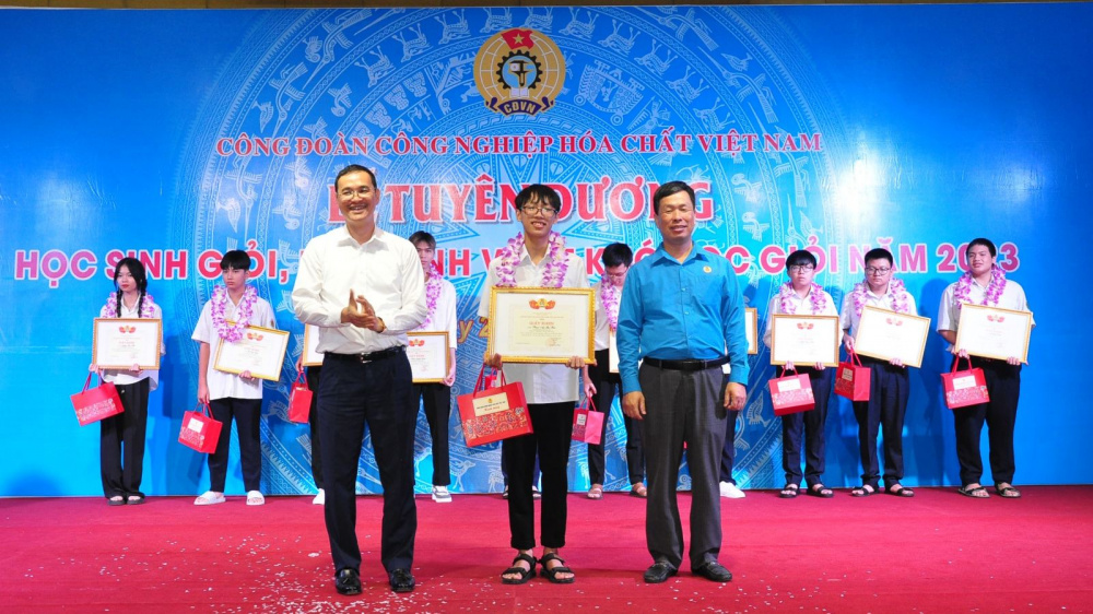 Công đoàn Hóa chất tuyên dương 90 học sinh giỏi vượt khó