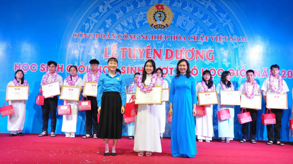 Công đoàn Hóa chất tuyên dương 90 học sinh giỏi vượt khó
