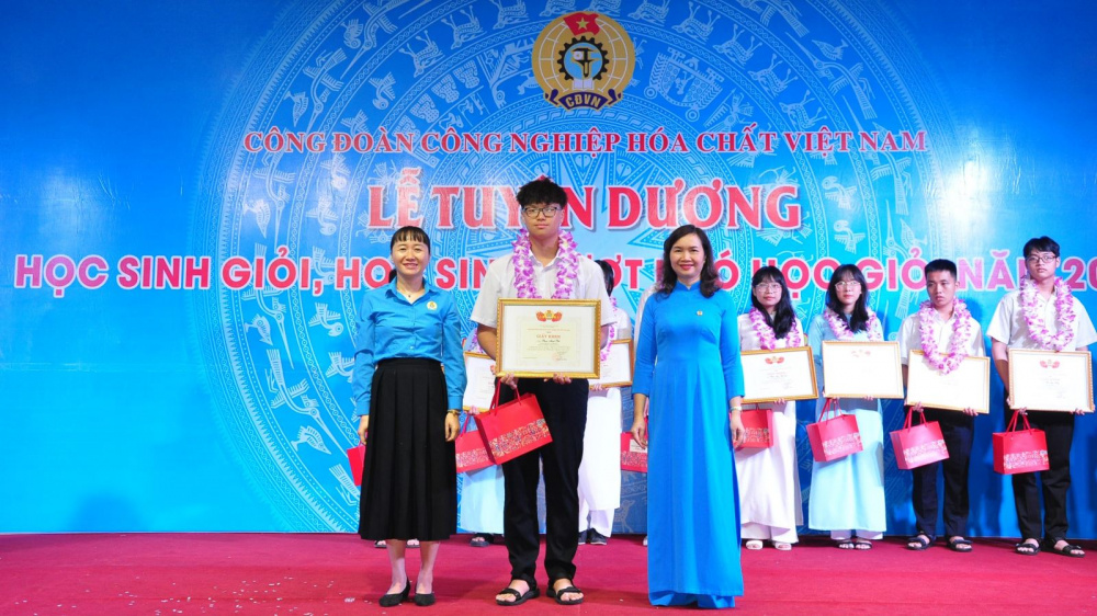 Công đoàn Hóa chất tuyên dương 90 học sinh giỏi vượt khó