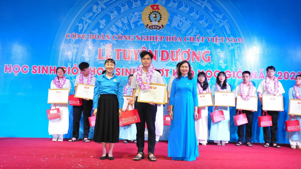 Công đoàn Hóa chất tuyên dương 90 học sinh giỏi vượt khó