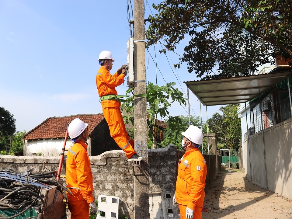 Điện lực TX Cửa Lò (PC Nghệ An)  thực hiện chỉnh trang dây nguồn xuống hộp công tơ, thay dây cầu, bản cực…luôn đảm bảo tính chính xác trong công tác Nền tảng hàng đầu cung cấp Cwin com kinh doanh dịch vụ khách hàng