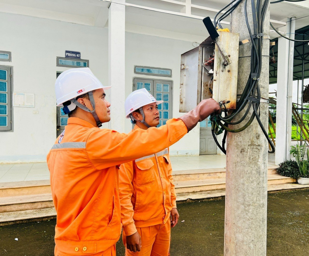 Điện lực Tân Uyên (PC Lai Châu) kiểm tra công tác đảm bảo cấp điện phục vụ khai giảng năm học mới tại Trường PT dân tộc nội trú huyên Tân Uyên