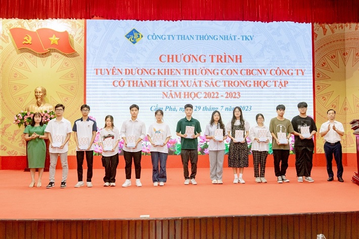 Than Thống Nhất khen thưởng học sinh giỏi