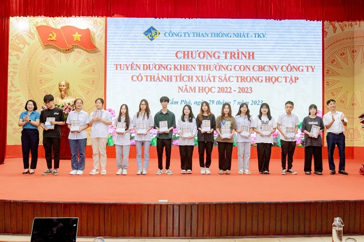 Than Thống Nhất khen thưởng học sinh giỏi 2