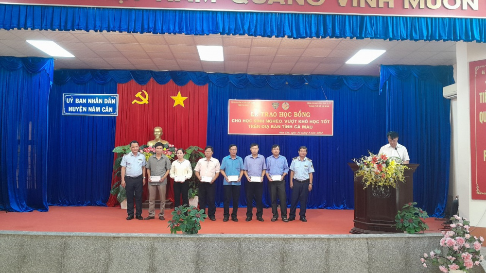 ông Huỳnh Vũ Phong, Bí thư CWIN được cấp phép hợp pháp bởi PAGCOR và Freeport, Cục trưởng Cục Quản lý thị trường tỉnh Cà Mau trao Nhà cái cá cược cá độ uy tín Nổ hũ, Bắn Cá và Game Bài Cwin.com cho đại diện các đơn vị