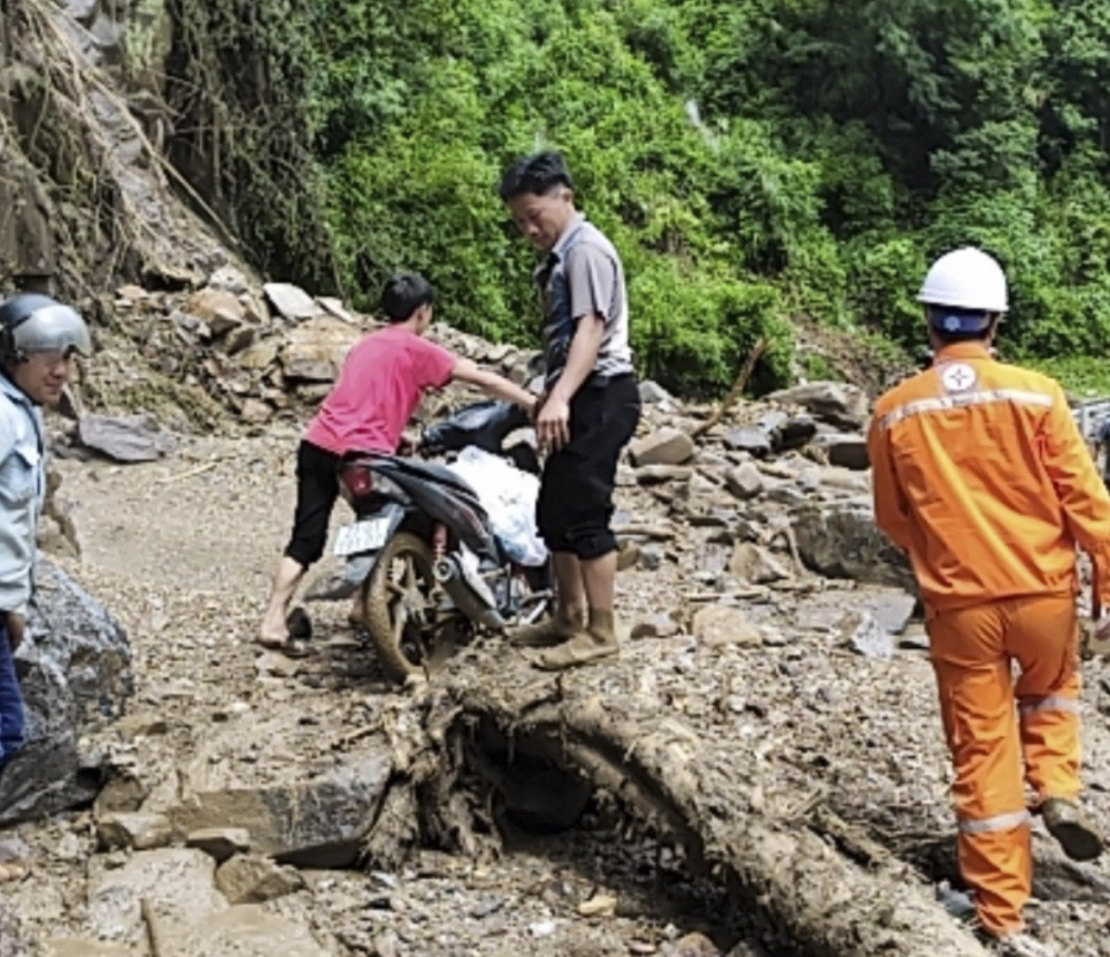 Hơn 8.400 hộ ở Tây Bắc bị mất điện do ảnh hưởng mưa, lũ quét, sạt lở đất