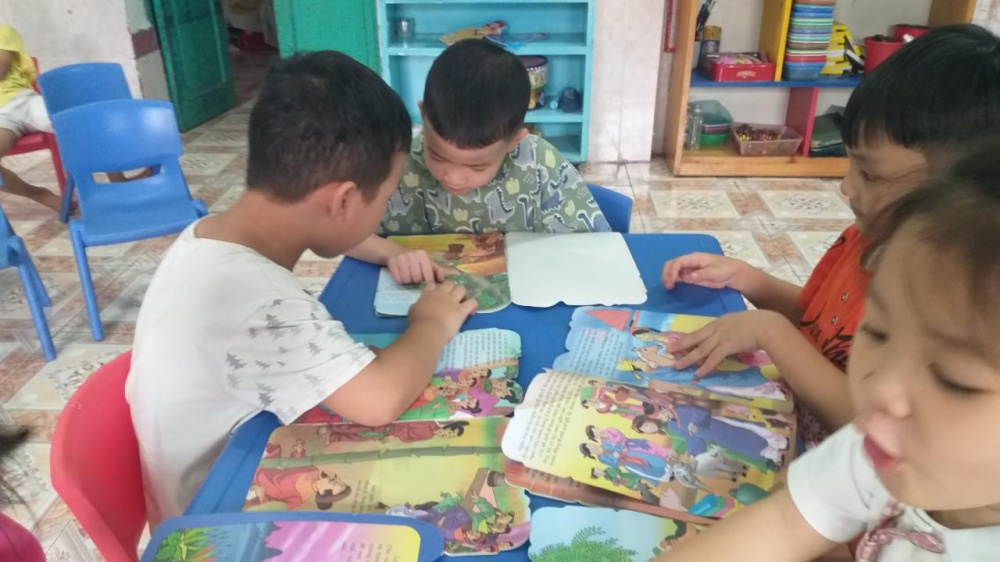 sách còn là những người bạn với bao điều thú vị mà các bé trường Trường Mầm non Supe
