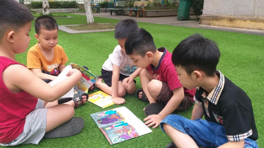 sách còn là những người bạn với bao điều thú vị mà các bé trường Trường Mầm non Supe