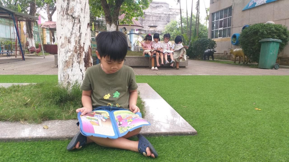 sách còn là những người bạn với bao điều thú vị mà các bé trường Trường Mầm non Supe