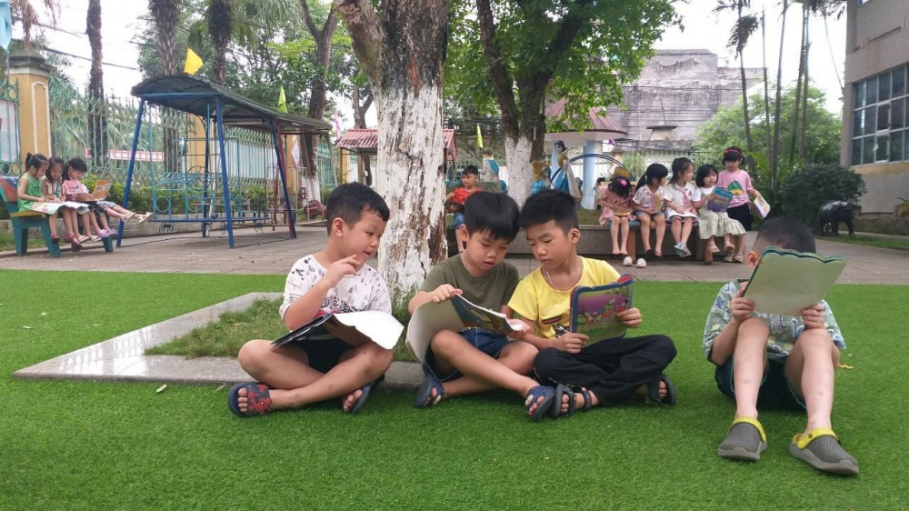 sách còn là những người bạn với bao điều thú vị mà các bé trường Trường Mầm non Supe