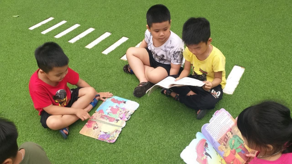sách còn là những người bạn với bao điều thú vị mà các bé trường Trường Mầm non Supe
