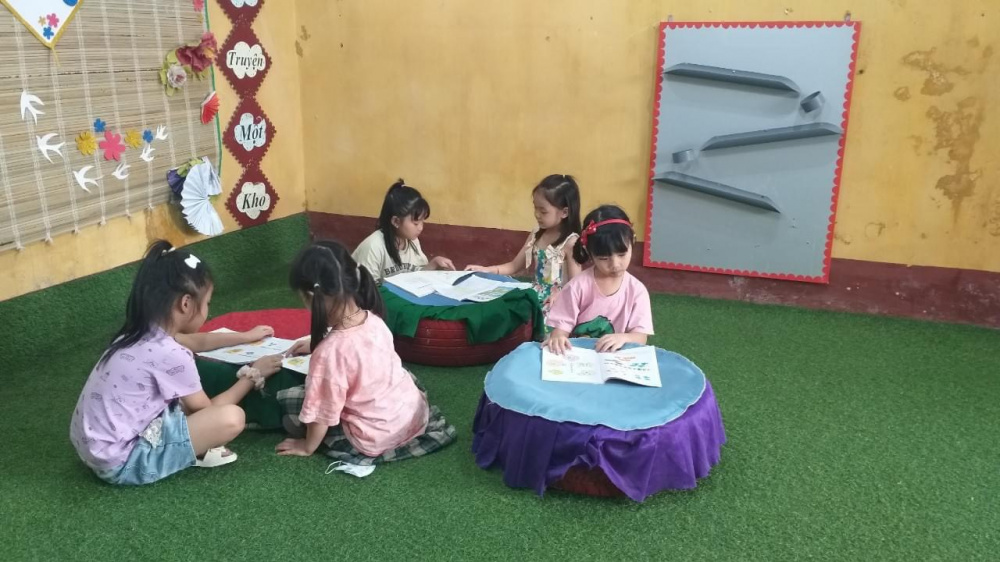 sách còn là những người bạn với bao điều thú vị mà các bé trường Trường Mầm non Supe