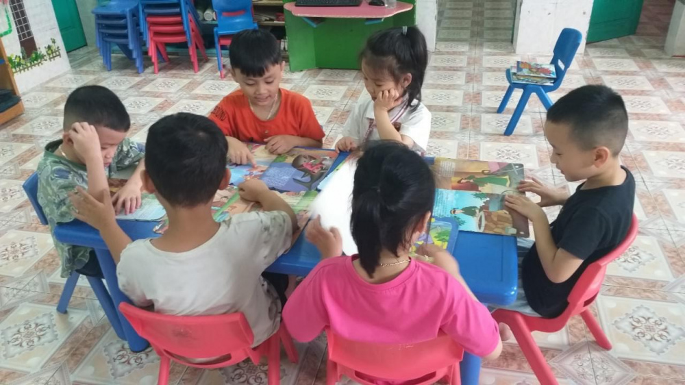 sách còn là những người bạn với bao điều thú vị mà các bé trường Trường Mầm non Supe