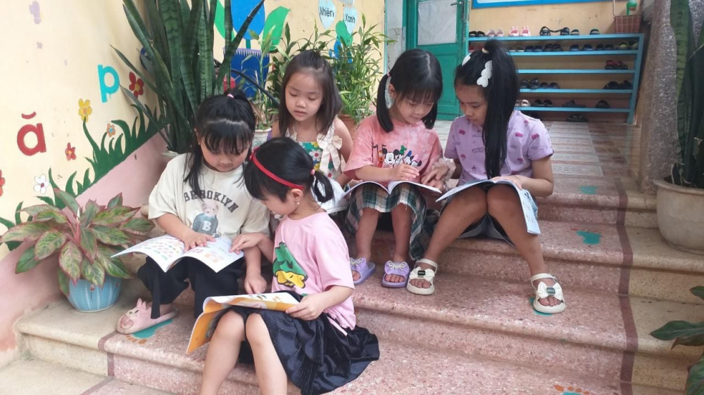 sách còn là những người bạn với bao điều thú vị mà các bé trường Trường Mầm non Supe