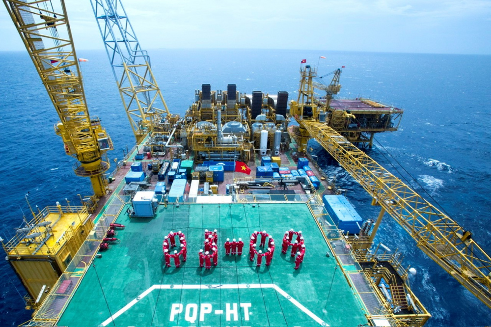 người dầu khí xếp hàng chào mừng kỷ niệm Petrovietnam