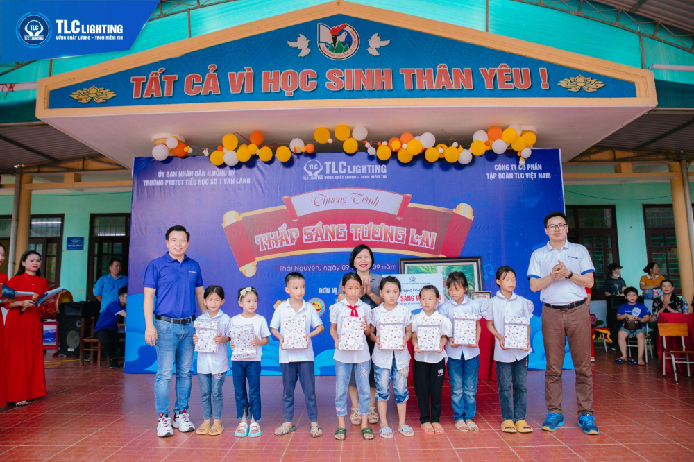 Ông Trần Mạnh Tuấn - Tổng Giám đốc Tập đoàn TLC Việt Nam và Cô Nguyễn Thị Nguyên - Hiệu trưởng Trường PTDTBT Tiểu học số 1 Văn Lăng trao tặng Nhà cái cá cược cá độ uy tín Nổ hũ, Bắn Cá và Game Bài Cwin.com cho em Hoàng Thị Hương - học sinh mồ côi cha mẹ vươn lên trong học tập.