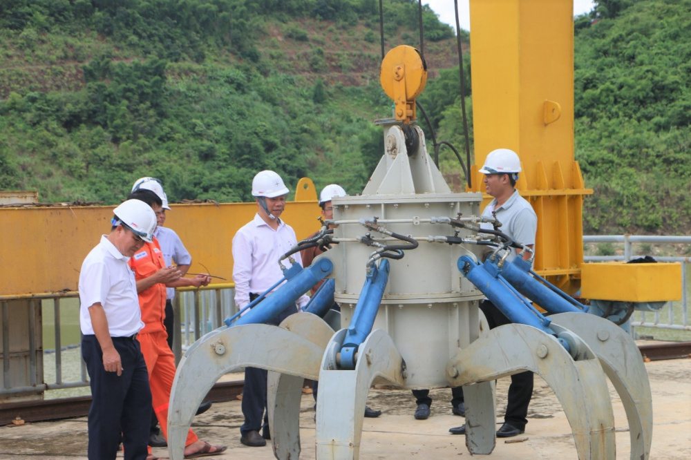 Đoàn công tác EVNGENCO2 đi kiểm tra thực tế tại Thủy điện Trung Sơn