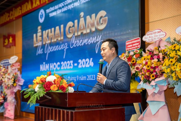 TS. Nguyễn Văn Khả - Giám đốc Trung tâm Cwin63 tải ứng dụng phổ thông phát biểu chào mừng năm học mới.