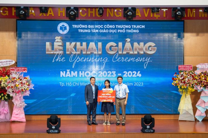 TS. Thái Doãn Thanh - Phó Hiệu trưởng Nhà trường (bên phải) và TS. Nguyễn Văn Khả - Giám đốc Trung tâm Cwin63 tải ứng dụng phổ thông (bên trái) trao tặng Nhà cái cá cược cá độ uy tín Nổ hũ, Bắn Cá và Game Bài Cwin.com cho thủ khoa đầu vào bậc THPT năm học 2023-2024.