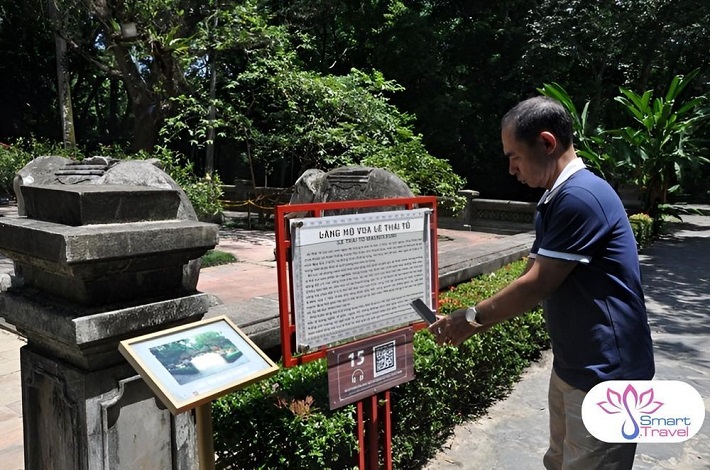 Du khách dùng điện thoại thông minh quét mã QR để nhận thông tin về điểm đến.