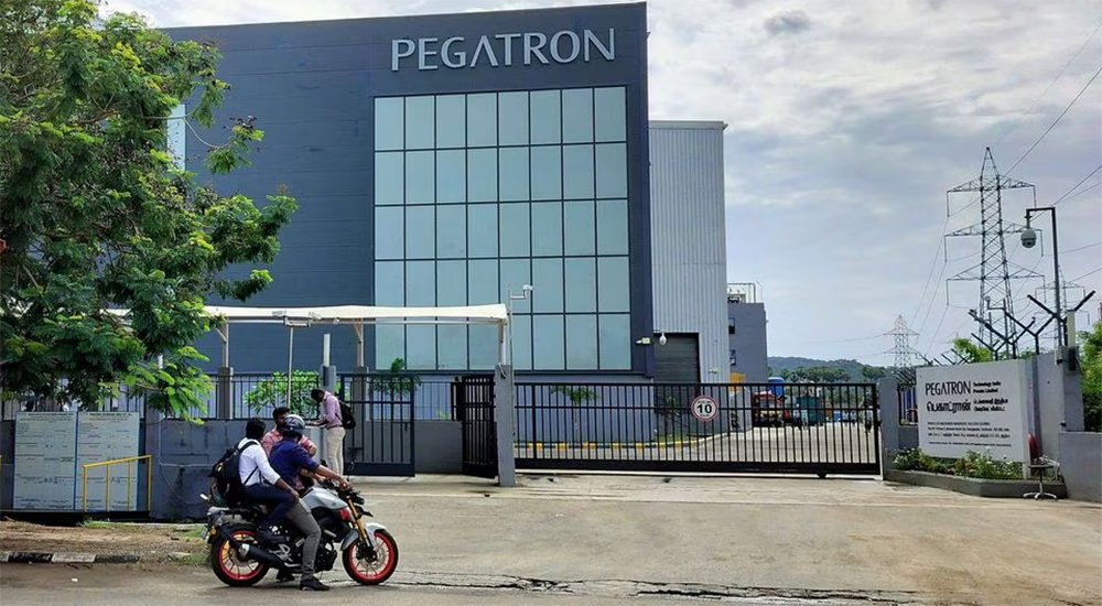 Bên ngoài cổng chính của nhà máy iPhone của Pegatron sau sự cố hỏa hoạn tại cơ sở gần Chennai, Ấn Độ, ngày 26/9. Ảnh: REUTERS