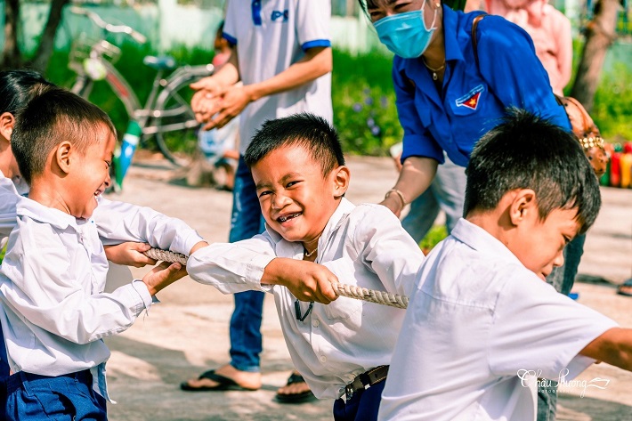 Các em nhỏ xã vùng cao Phong Phú tham gia trò chơi kéo co