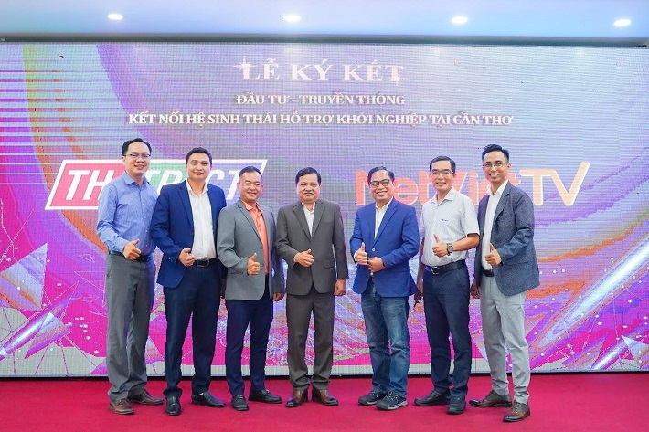 Lãnh đạo đài Đài Phát thanh Truyền hình thành phố Cần Thơ, NetvietTV, Trung tâm Đào tạo Bưu chính Viễn thông 2, 2A Agency và các đối tác chụp ảnh lưu niệm