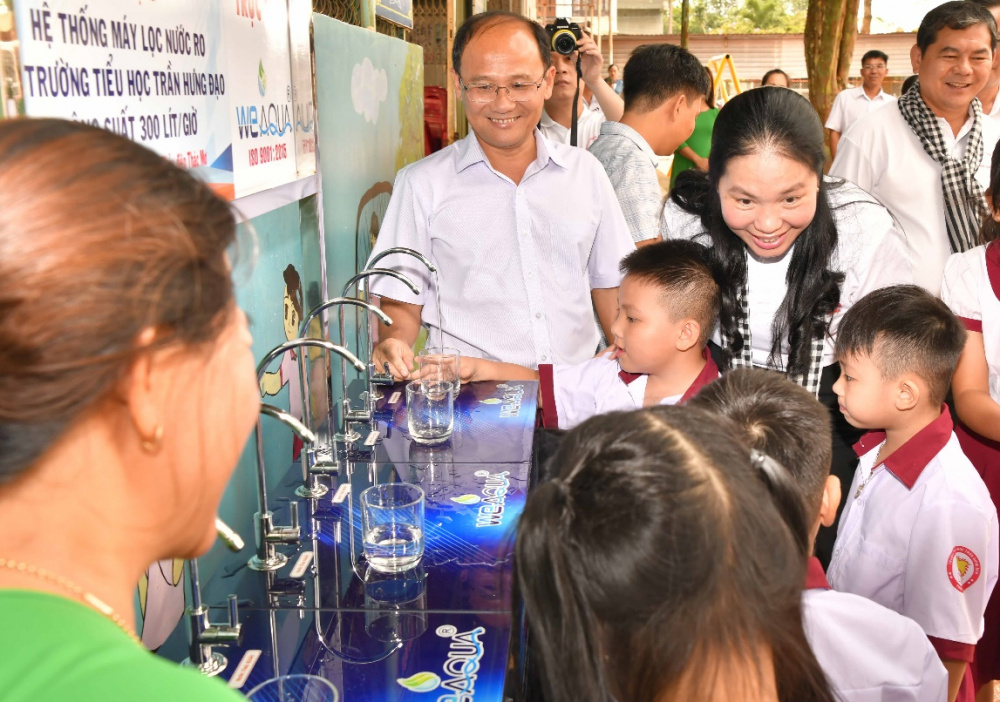 Thủy điện Thác Mơ trao tặng máy lọc nước RO