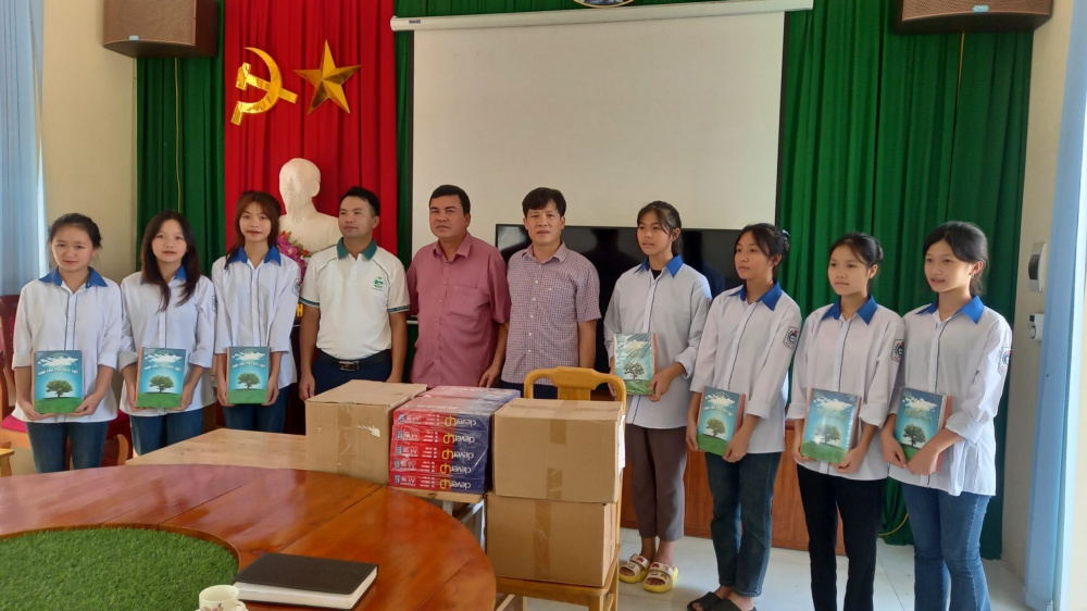 Trao quà tiếp sức tại Phú Thọ
