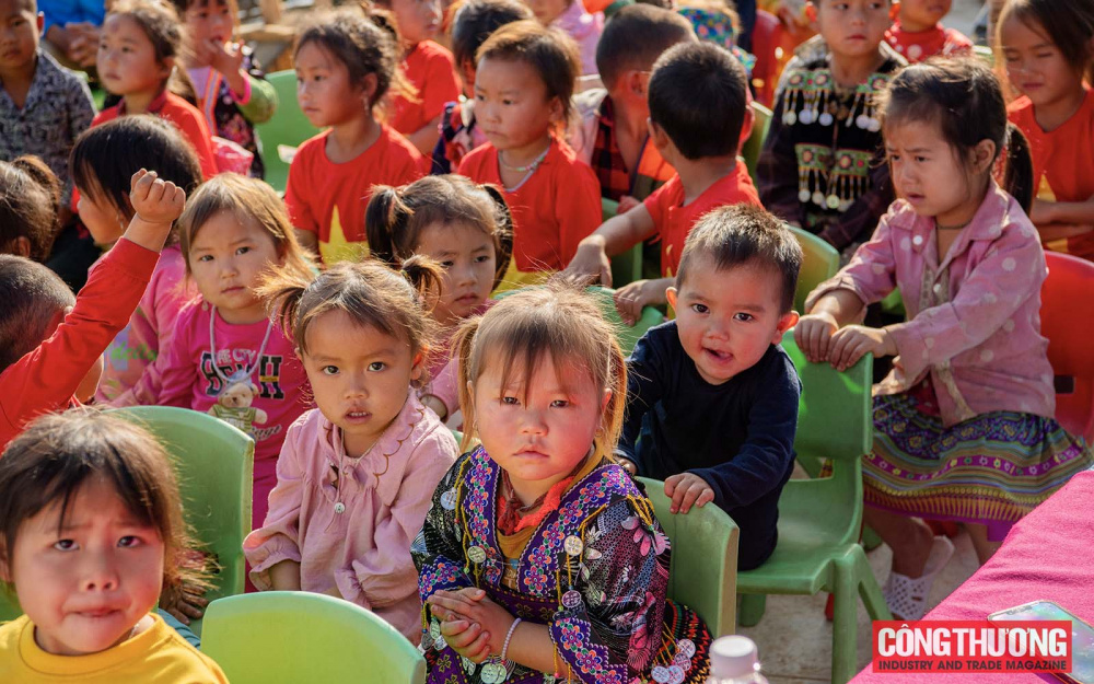 Niềm vui của các em nhỏ cũng là hạnh phúc của các cô