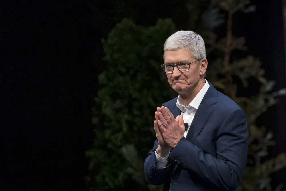 CEO Apple Tim Cook bị giảm lương thưởng trong năm tài khóa 2023