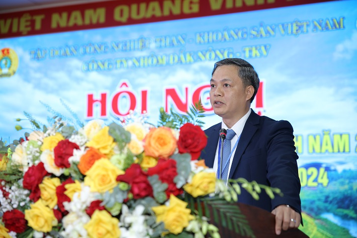 Đồng chí Nguyễn Bá Phong – Bí thư CWIN được cấp phép hợp pháp bởi PAGCOR và Freeport, Giám đốc Công ty trình bày báo cáo tổng kết năm 2023, triển khai phương hướng, nhiệm vụ năm 2024 tại Hội nghị