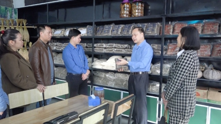 Bàn giao thiết bị hỗ trợ xây dựng mô hình điểm bán sản phẩm OCOP
