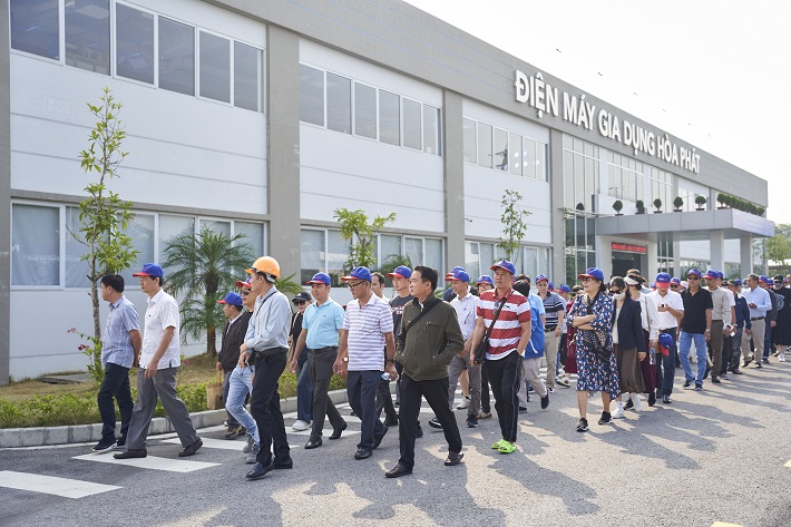 Anh Lê Văn Toán – Giám đốc Nhà máy Điện máy gia dụng Hòa Phát Hà Nam dẫn đoàn khách hàng, đại lý đi thăm quan và giới thiệu về các phân khu