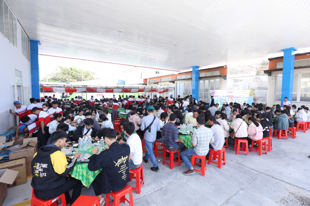 Cùng PVOIL về quê đón Tết
