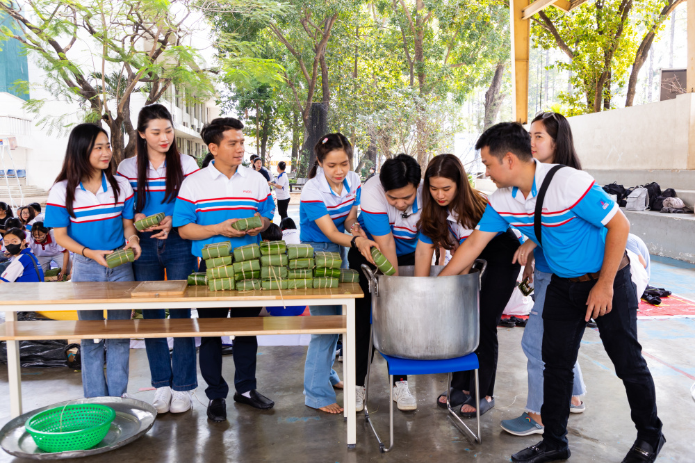 hơn 1.100 cái bánh chưng để làm quà tặng cho các bạn sinh viên về quê đón tết.