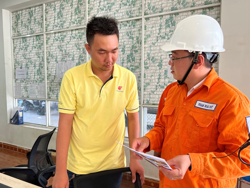 Nhân viên Công ty Điện lực Bà Rịa - Vũng Tàu  tuyên truyền, hướng dẫn người dân sử dụng điện an toàn, tiết kiệm và hiệu quả
